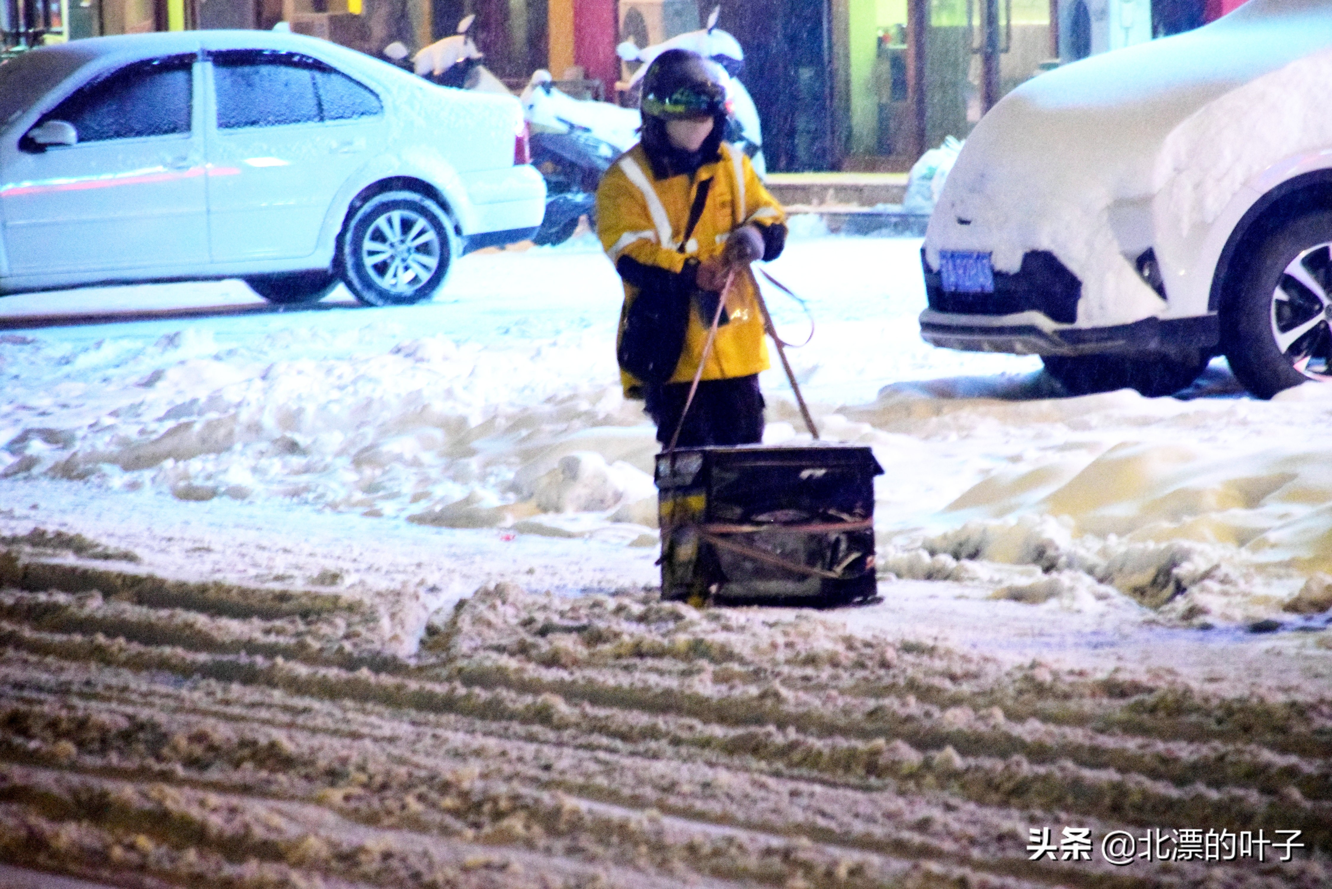 大雪之中，女士拖着箱子去送外卖，箱子坏了，恳请王兴不要扣她钱