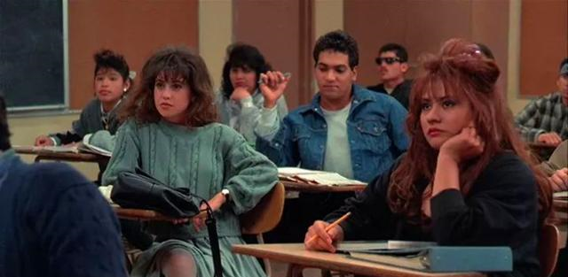 拿菜刀讲课，上课说“黑话”，硬是让400名混混考入名校