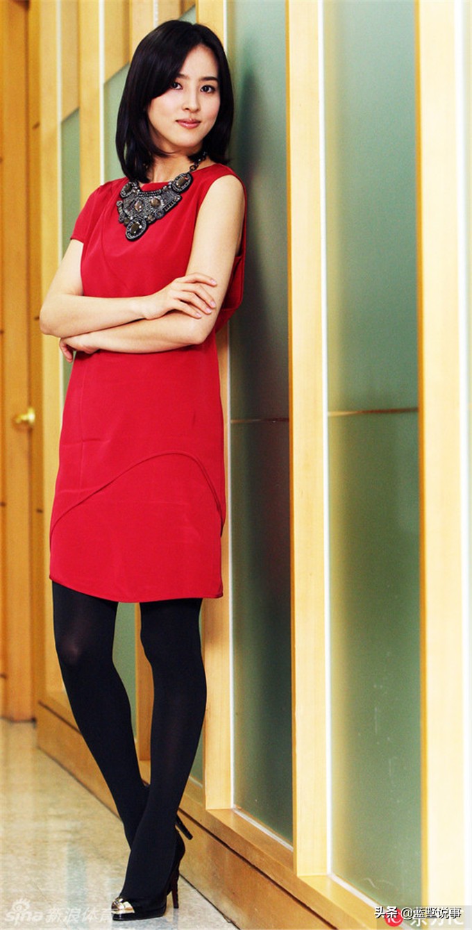 韩国国脚寄诚庸美妻叫韩惠珍,是韩国著名演员,长相甜美优雅,代表作品