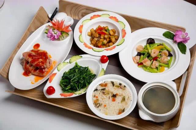 坐月子不能吃什么（月子里哪些食物尽量不吃？不然坑宝宝，也不利于产妇恢复）