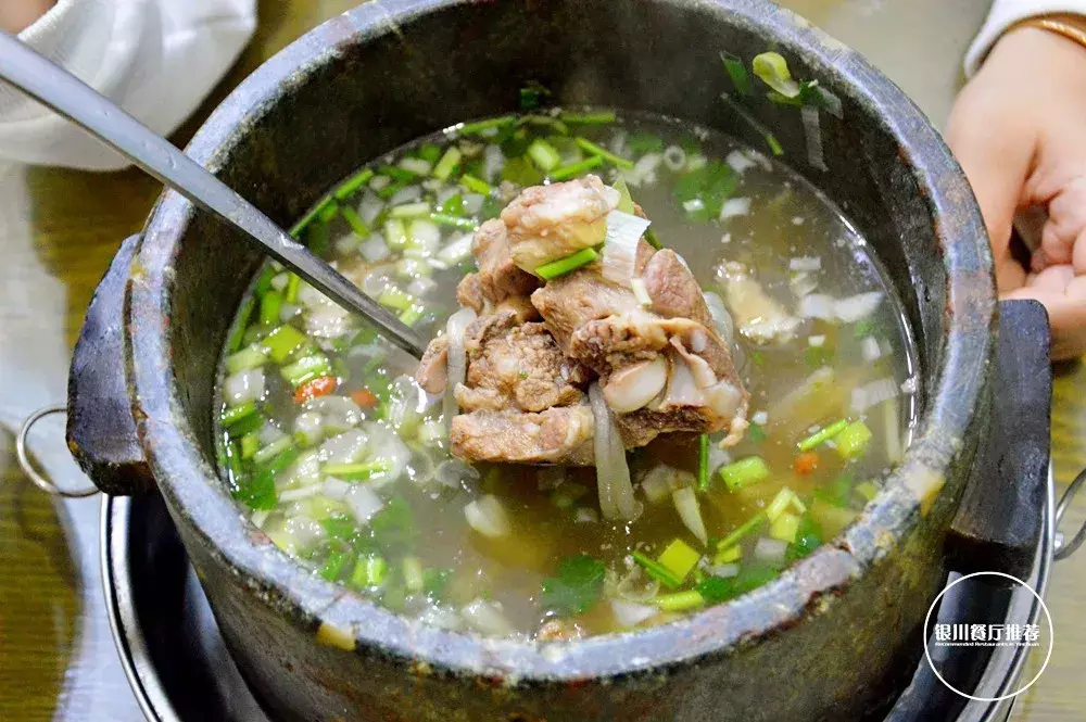 银川小两口藏在自强巷做羊棒骨,饭点满座