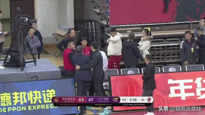 江苏男篮主教练与球迷互殴（破案了！一镜头还原江苏主帅和球迷大打出手真相，球迷：活该被打）