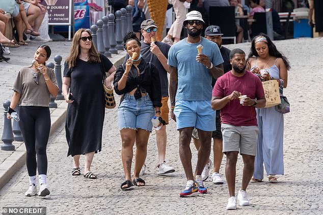 nba哪些球星穿勒布朗(NBA詹皇乘游艇到法国度假，拿着爱妻的香奈儿，2升大水瓶随时拎着)