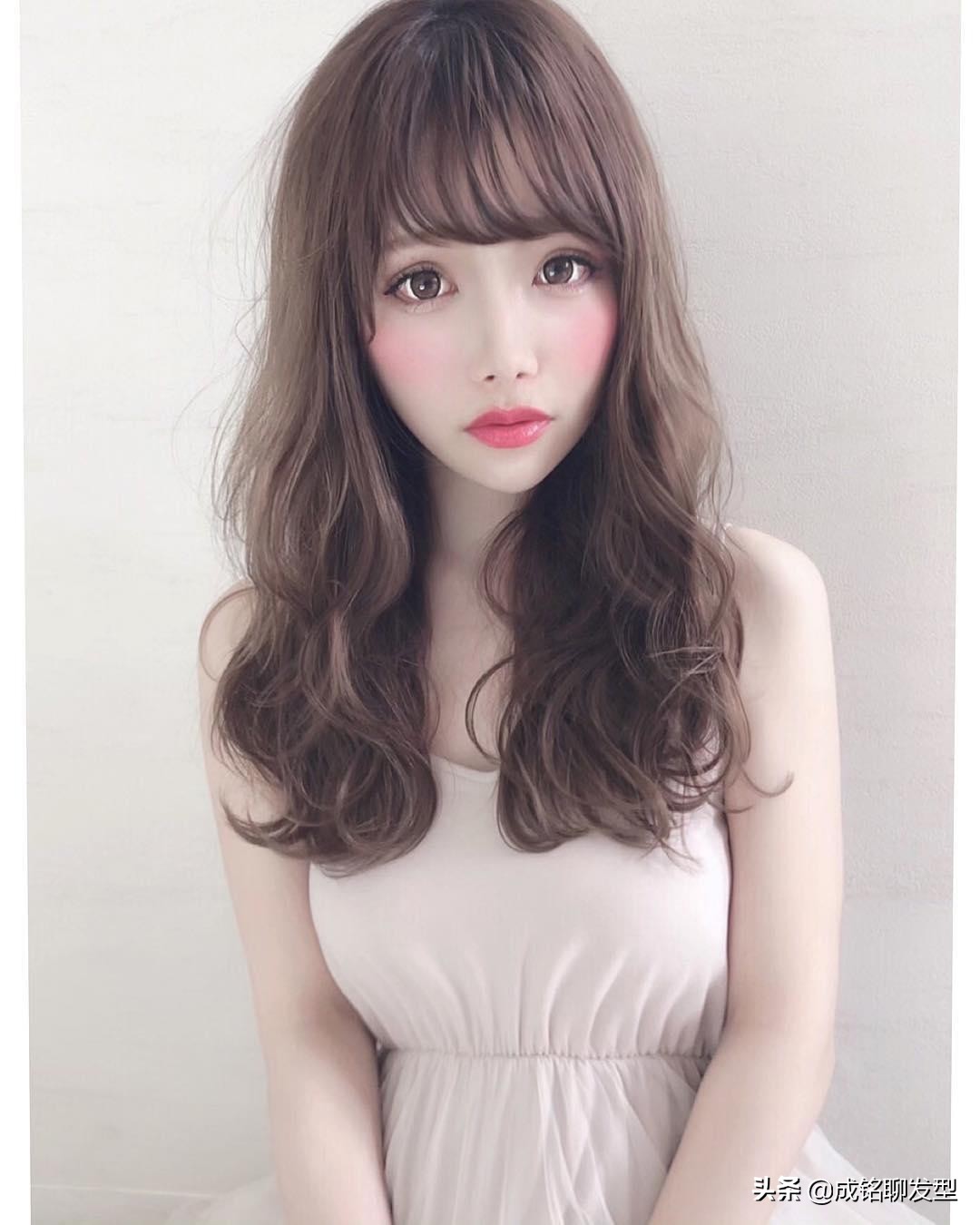 这10款精致时尚的长卷发今夏很流行，想换发型的小姐姐快来看看！