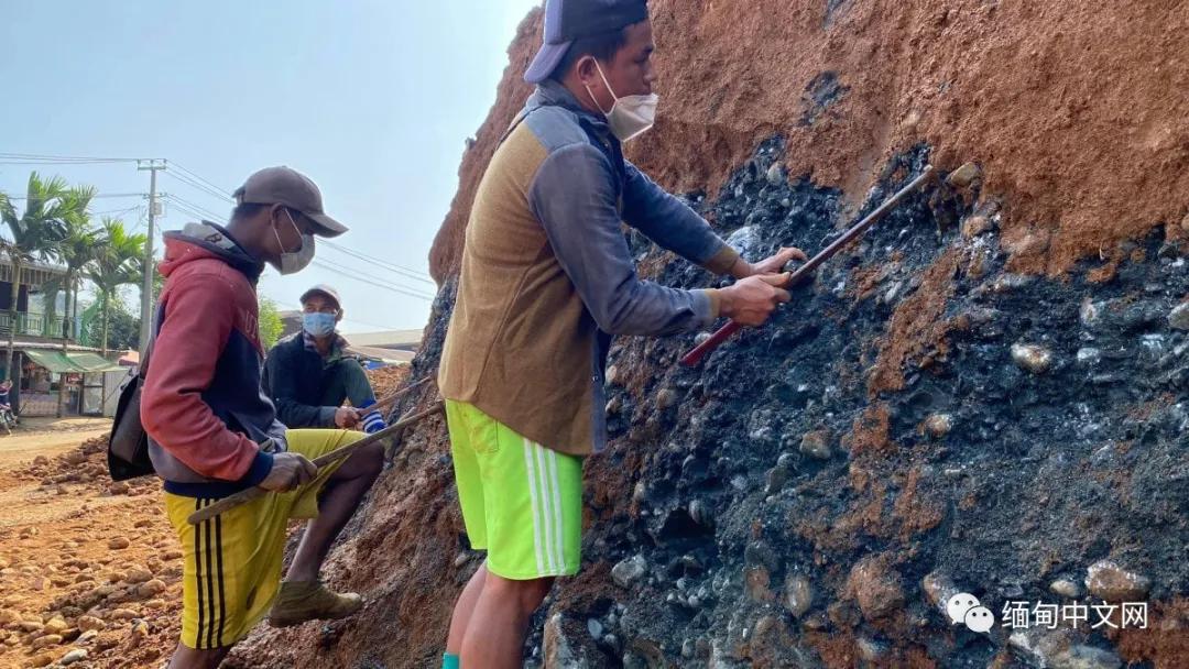 缅甸翡翠源头帕敢,挖掘机挖出玉矿脉,引众人疯抢)