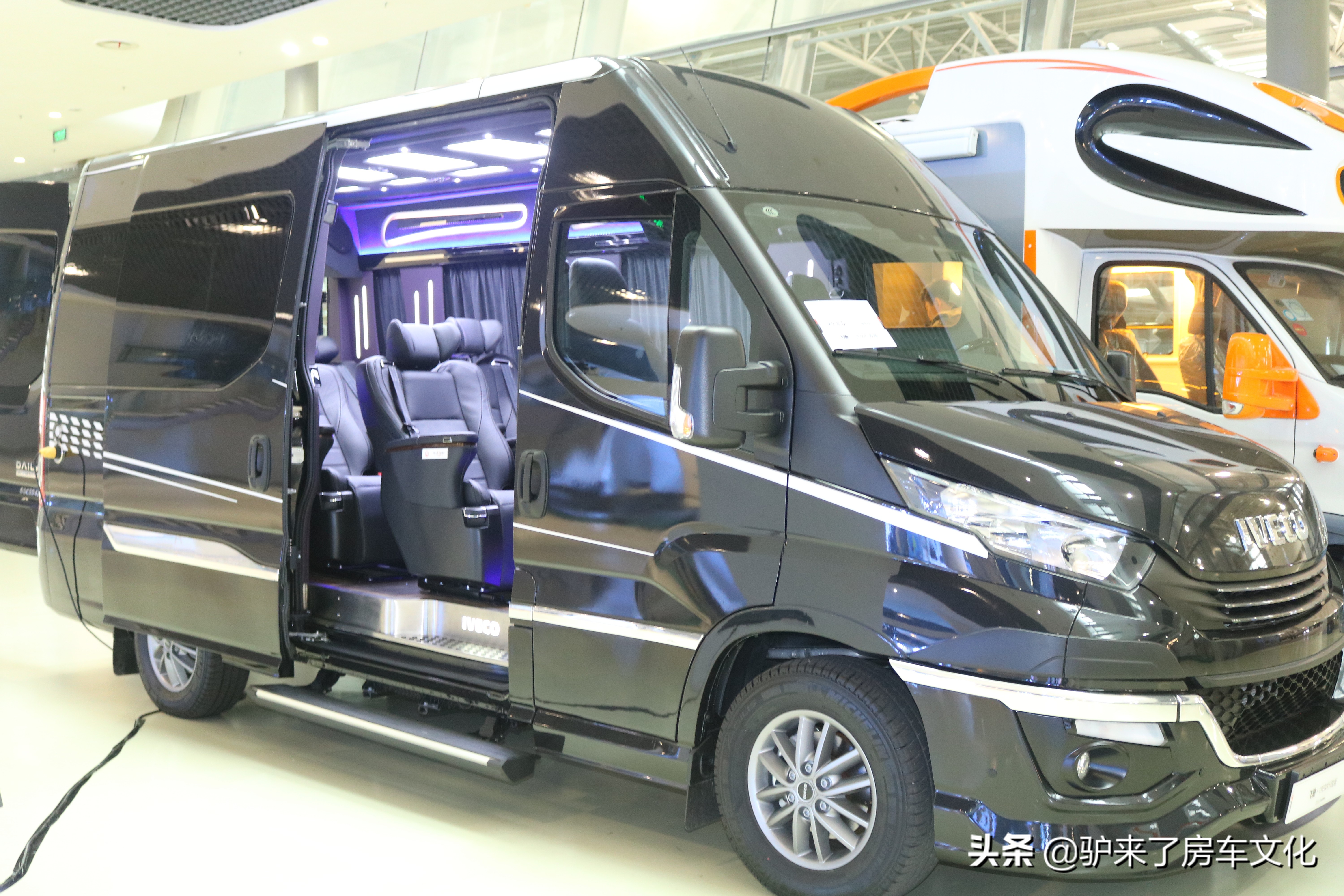 完全就是一辆豪华商务车吗但是销售人员却声称可以将其改成房车.