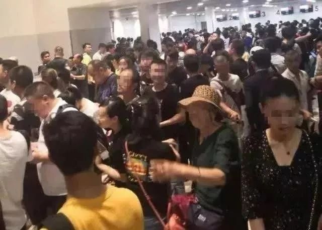 震惊！7天内十万国人撤离柬埔塞，引发全球关注！