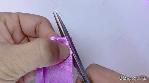 丝带花的做法教程（绚丽多彩的手工丝带玫瑰花）