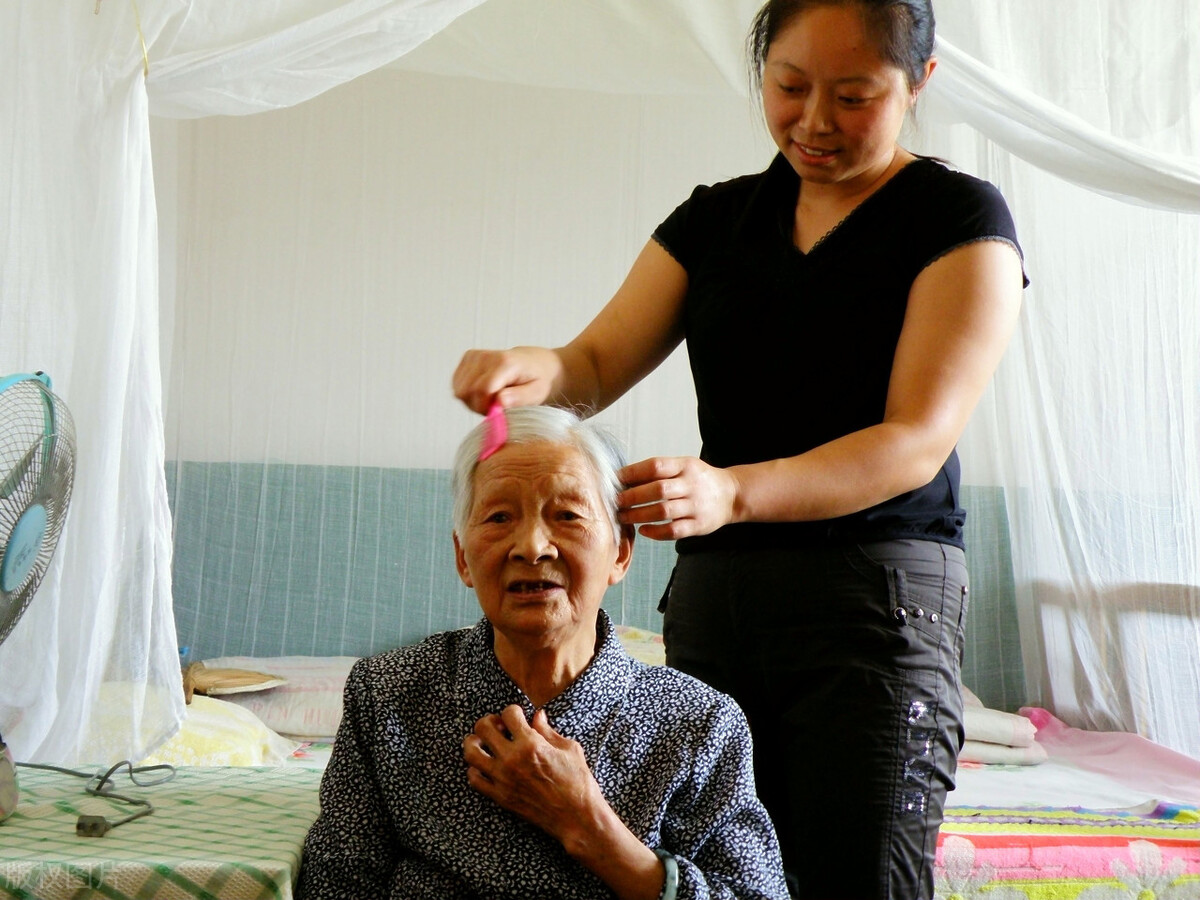 47岁女人自诉：当住家保姆工资9000，挣钱不少，可我每天都很纠结