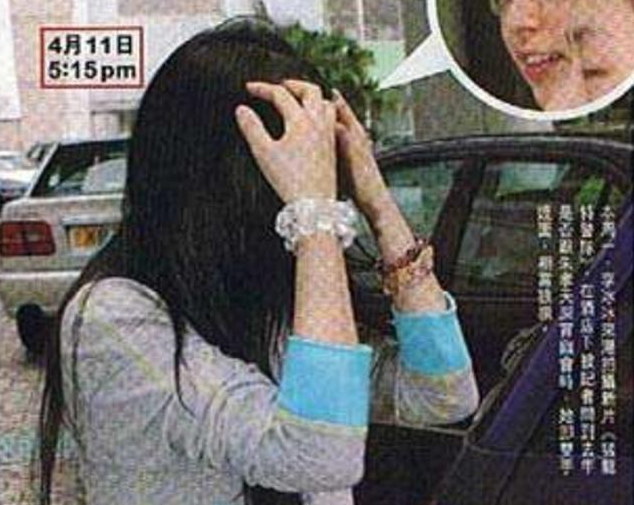 2004年，李冰冰刚从电梯走出，就被朱孝天抱住亲吻，两人彻夜未出