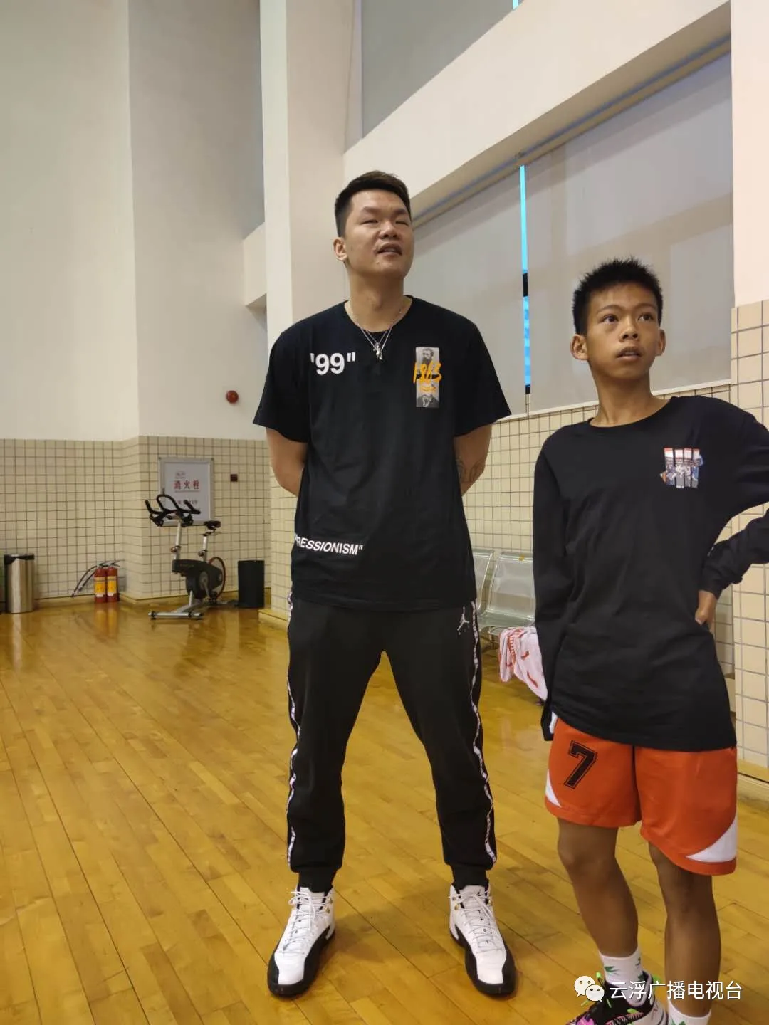 有哪个cba球员是云浮的（圆梦！云浮独臂篮球少年张家城走进CBA球队！）