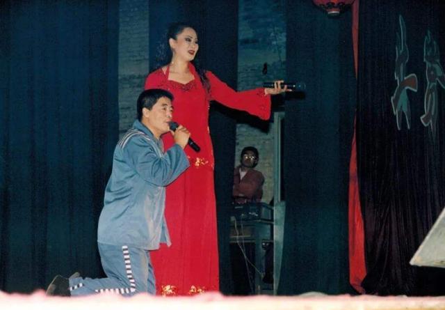 拒做赵本山徒弟，又当众殴打交警的魏三，如今49岁直播捞金惹争议