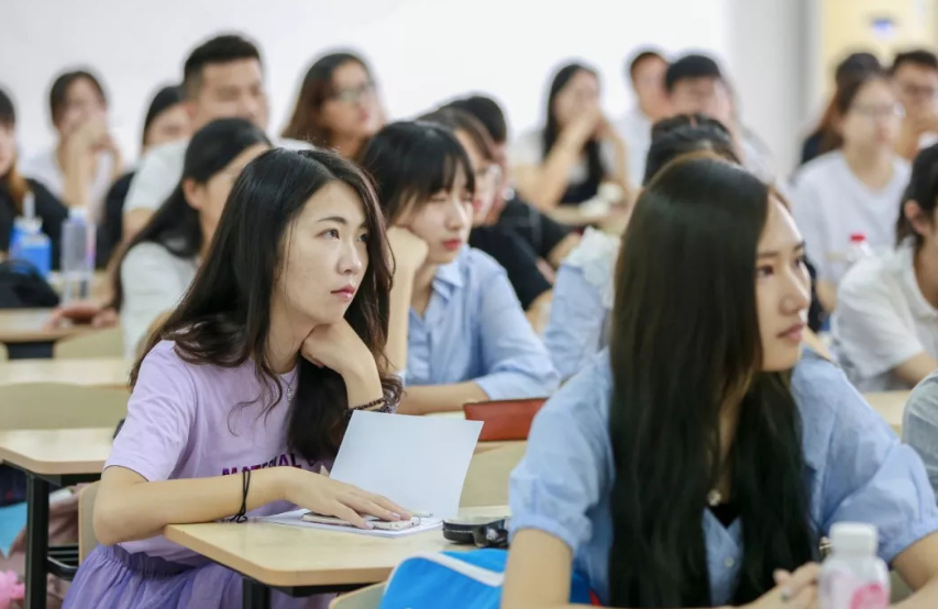 大学生吐槽室友没吃过“海底捞”，称其没见过世面，反遭网友怒怼