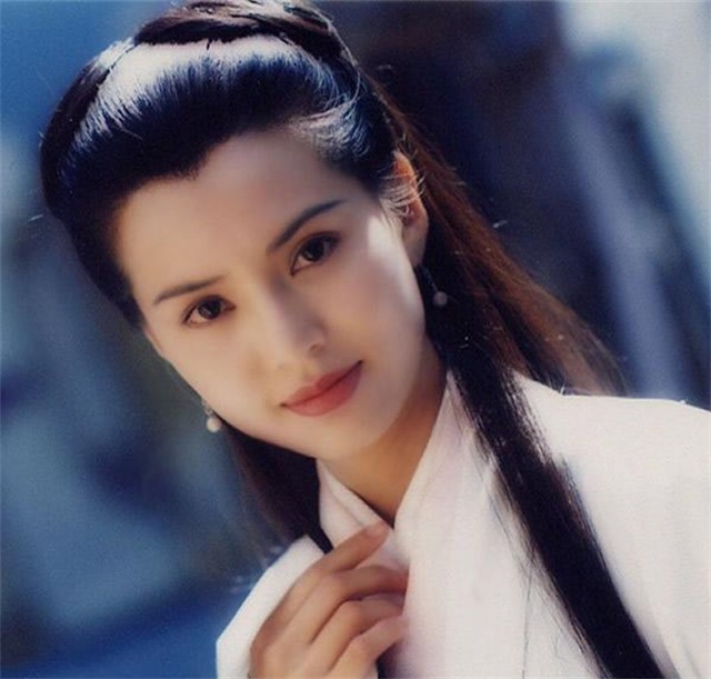 3年前金庸逝世，书迷自发赶到医院，次子捧遗像送父亲最后一程