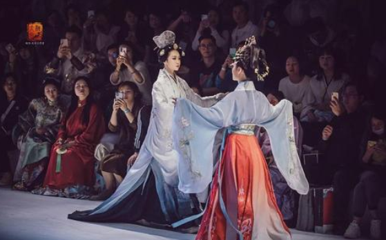 当汉服和服走进景区，“勾引男人，侮辱历史”，穿错地方就该骂