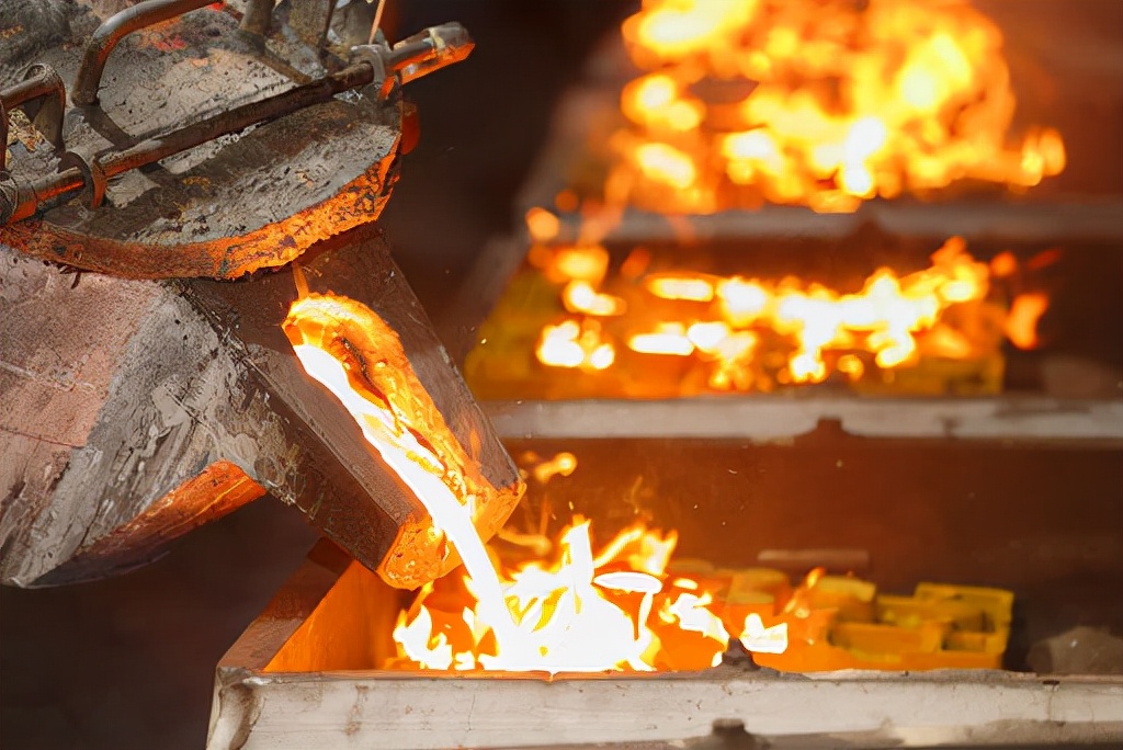 转炉炼钢时,首先注入温度高达上千度的生铁水,然后加入废钢与生石灰