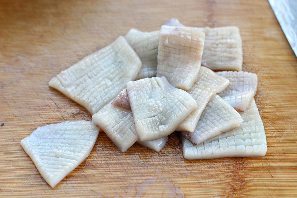 1,先将鱿鱼洗干净去除内脏,然后将鱿鱼皮去掉后交叉打花刀,最后将鱿鱼