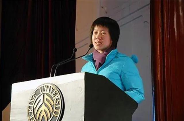 黄来女出身寒门，763分考上武大，背着瘫痪父亲上学，后来怎样了