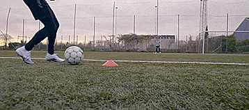 双人足球(三个和朋友一起提高带球、过人和射门能力的综合双人训练)