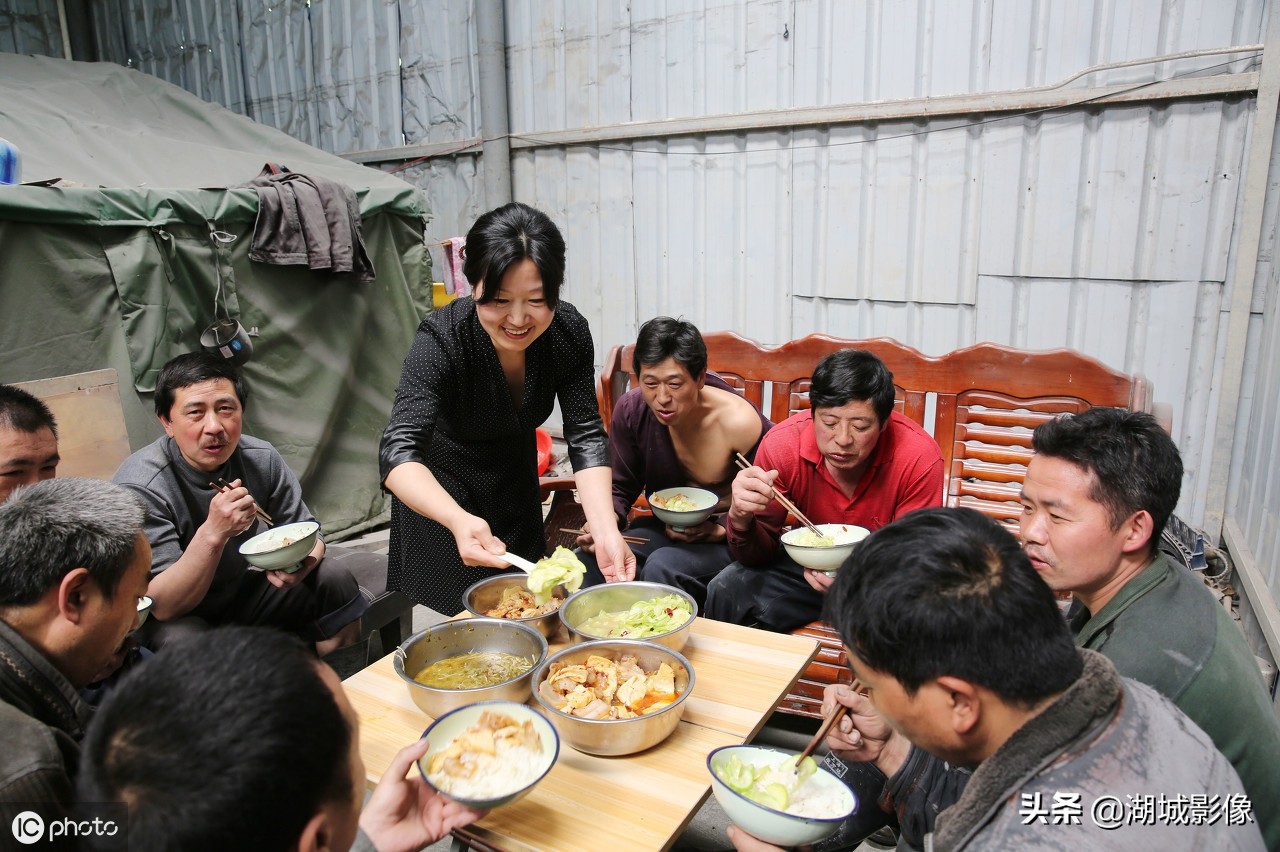 陕西安康：老公打牌输千万，她带女儿净身出户，用双手变石为宝