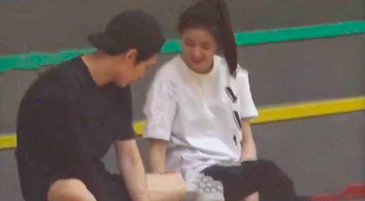 95后男星恋情曝光！当众被摸腿后同回酒店，喂女方吃东西关系暧昧