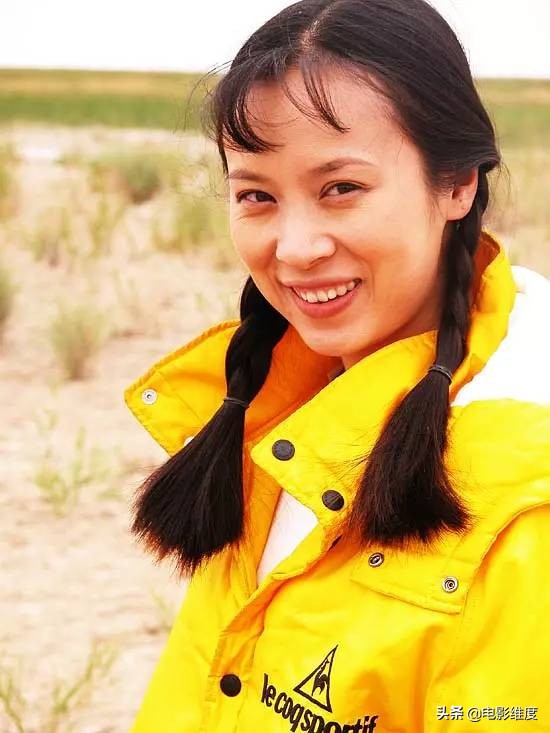 涂凌举止间的优雅,源自于艺术氛围浓厚的家庭影响,她从小能歌善舞,90