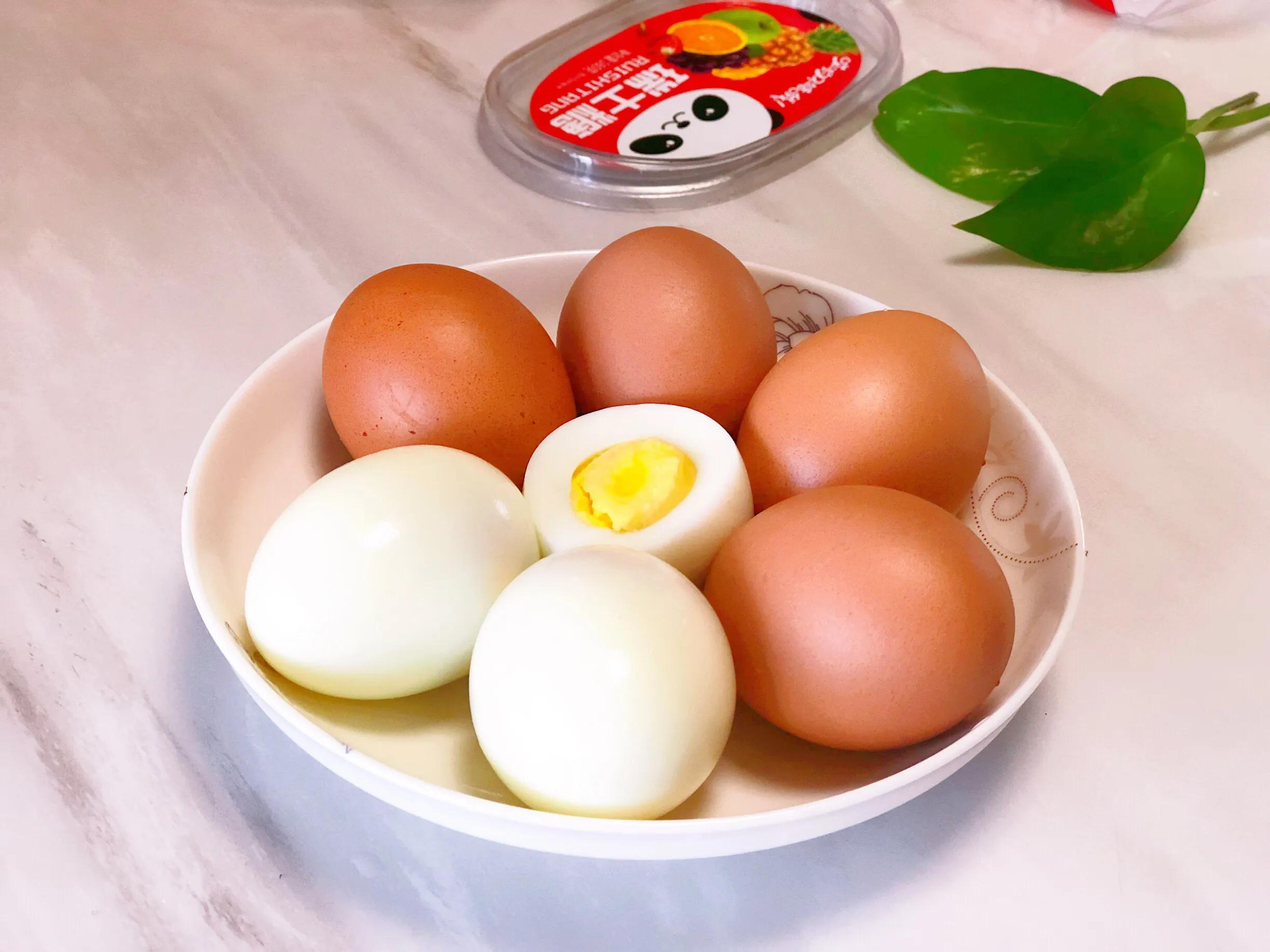 煮鸡蛋不破技巧：清水加料妙招