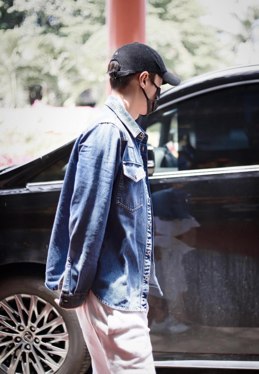 张艺兴换发型如换人，狼尾头配复古外套，靠栏杆随便摆POSE都有型