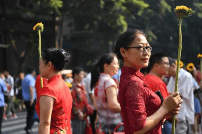 家长为高考生花式应援，穿旗袍拿向日葵是常态，紫色裤衩才硬核