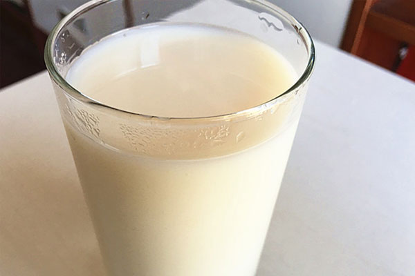 每天都喝牛奶的阿姨，被查出骨质疏松，医生说钙没补进去