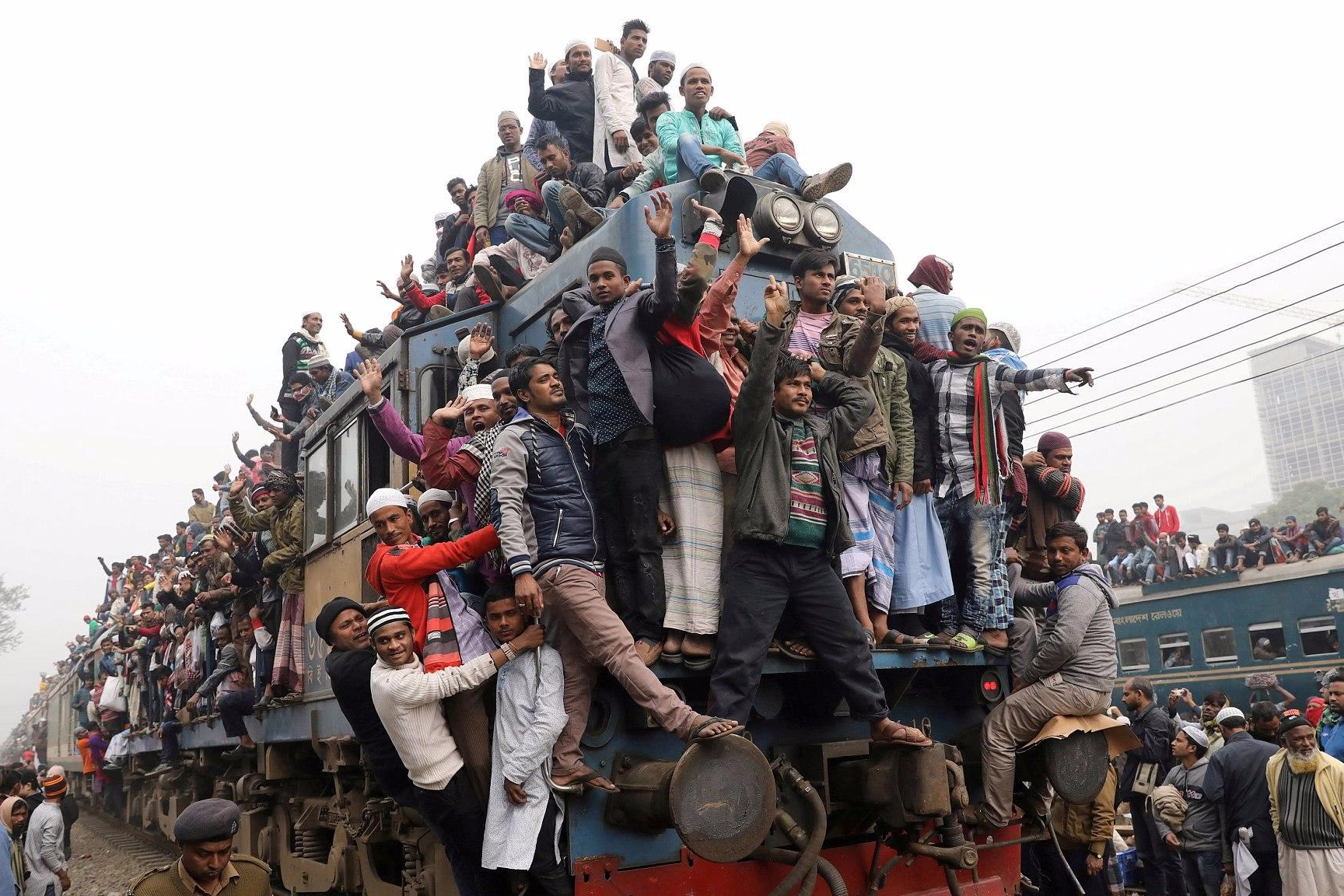 提到印度交通总是让人想起挂满乘客的火车,没练过杂技的人很可能无法