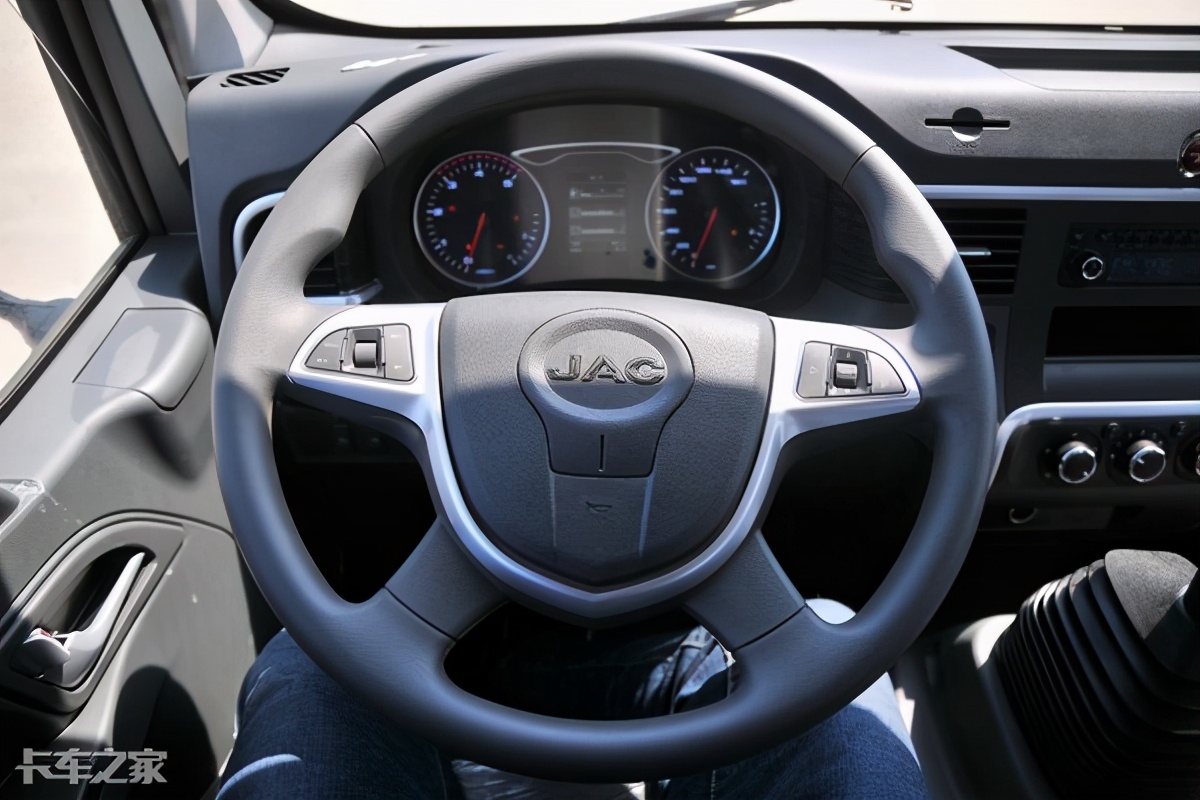 搭载云内150马力发动机,实拍江淮骏铃v6轻卡,内饰有亮点