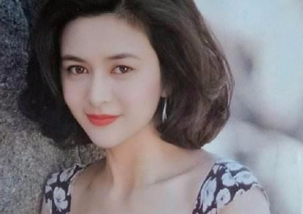 1993年凌晨3點，關之琳被緊急送醫院，隔天"高爾夫"丑聞傳遍香港