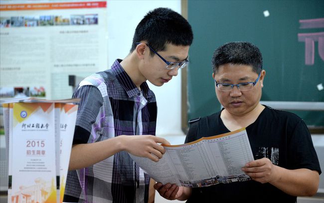 学生高考312准备复读，却意外收到“名校”通知书，老师：快报警