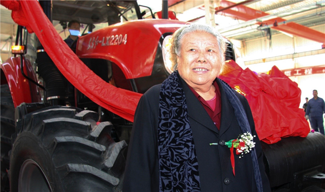 人民币上的女拖拉机手：用了几十年人民币，晚年才知道那人是自己
