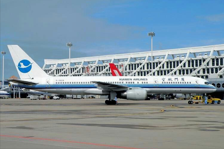 厦门高崎国际机场位于厦门岛北端,距离市中心10千米,厦门翔安国际机场