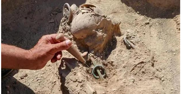 考古家偏僻农村发现古墓，3岁孩童佩戴3000年前“龙镯”身份成谜