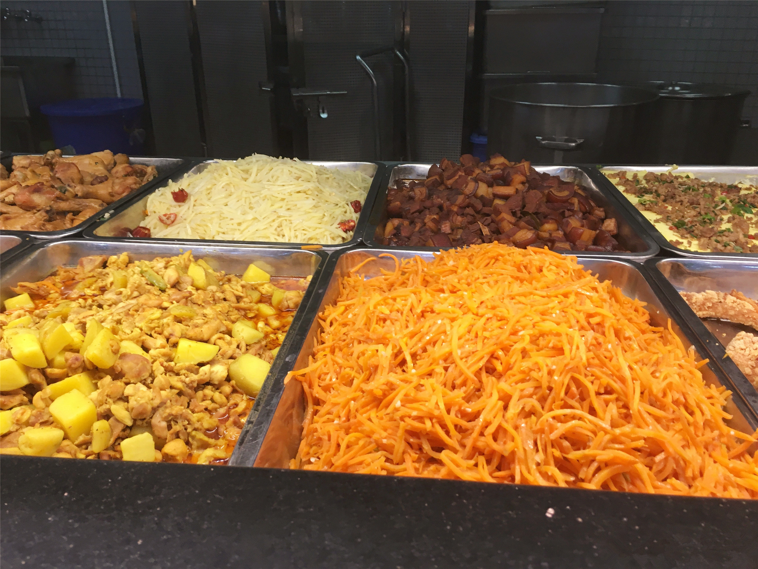 厦门大学食堂有多好？中式大厨做盘菜6元，米饭免费10年，值了