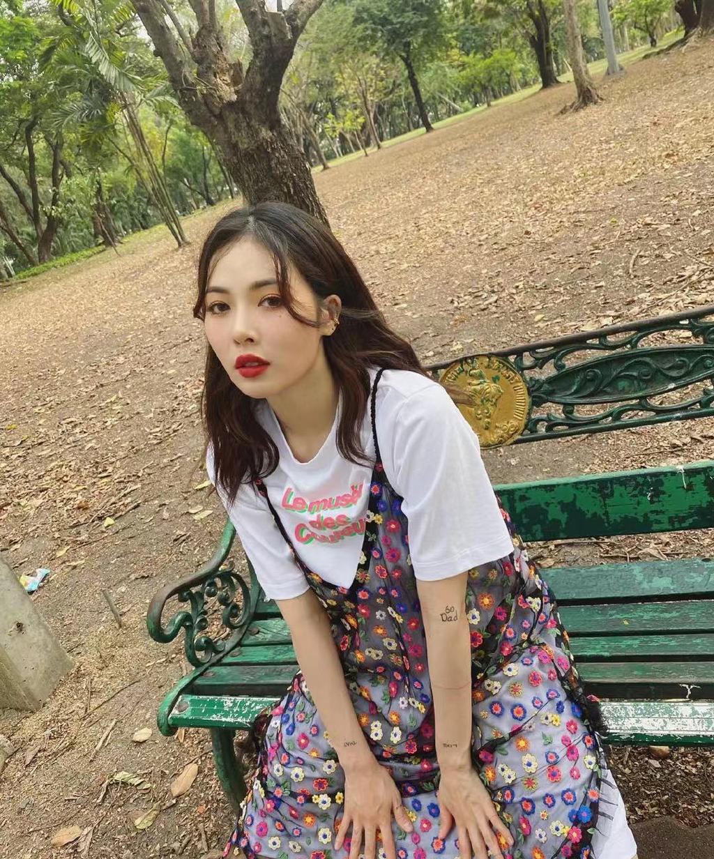 夏天女生穿短袖侧面(金泫雅不愧是"小野马",穿t恤