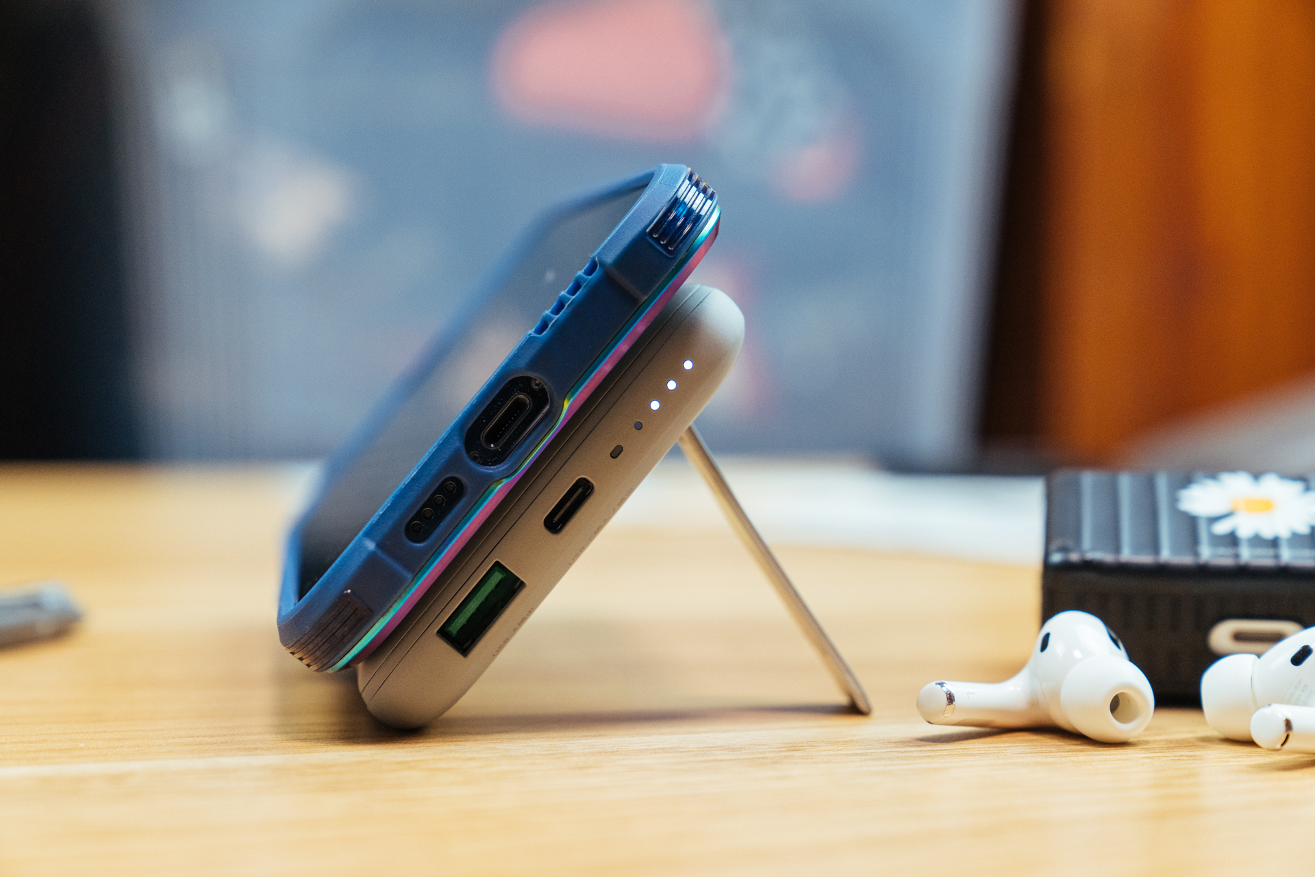 入手iPhone 13后，出行绝不能少了多功能闪焰狐双向快充无线充电宝