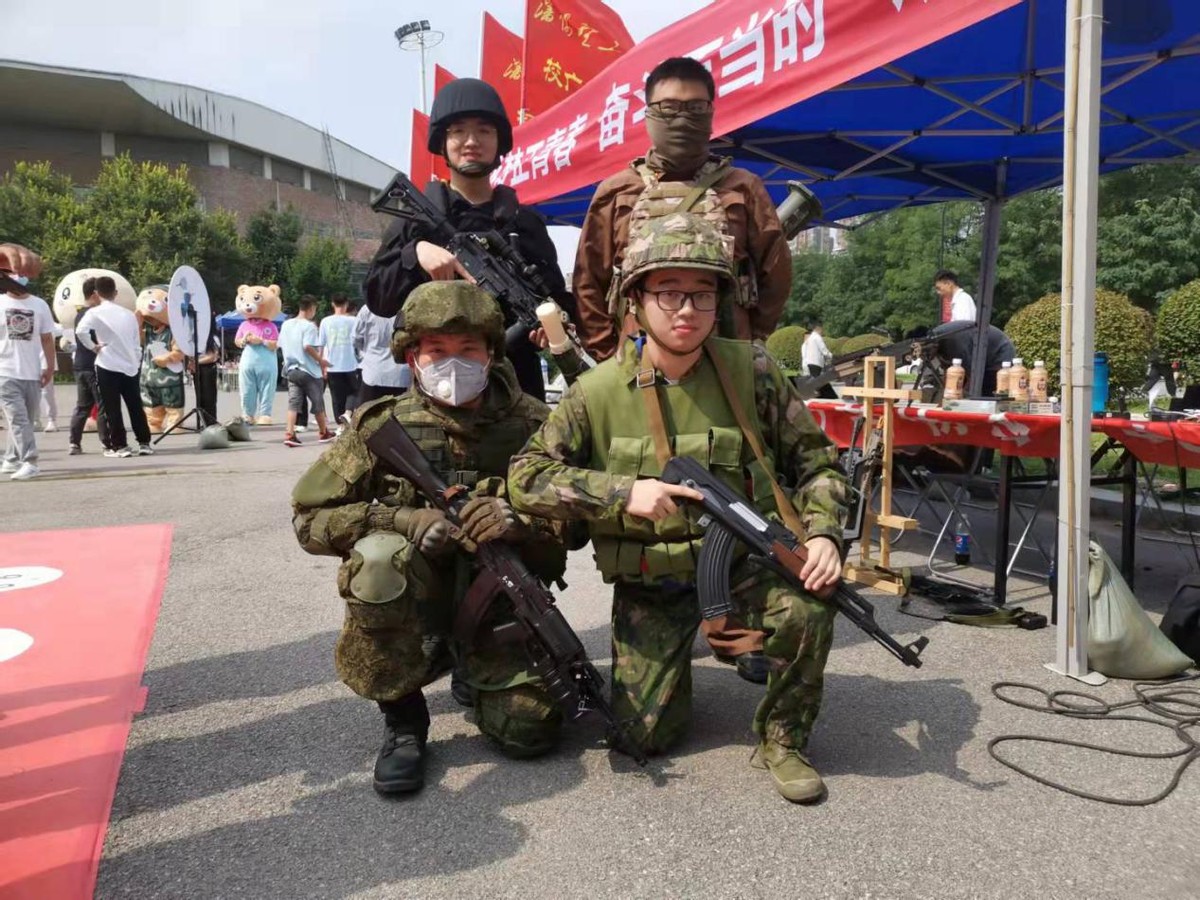 现场直播！“狙击枪、火箭筒”齐亮相！这所兵工名校“最帅迎新”曝光！