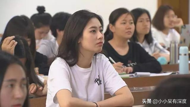 中国足球美女裁判(中国最美裁判亓浩，一位气质甜美、清新脱俗的妹子，近照美出天际)