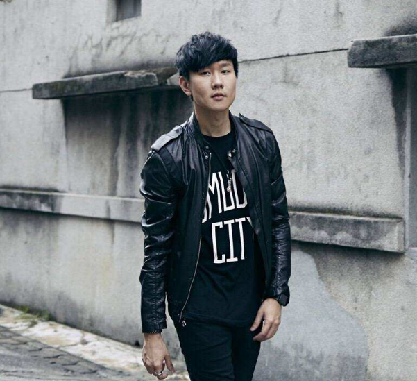 林俊杰给大家留下了太多的经典歌曲,像是耳熟能详的《翅膀》