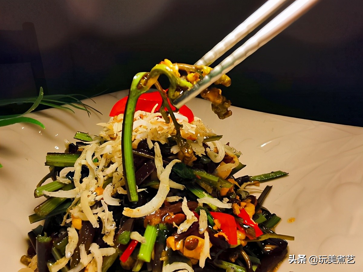 春天嫩蕨菜配小银鱼的美味做法