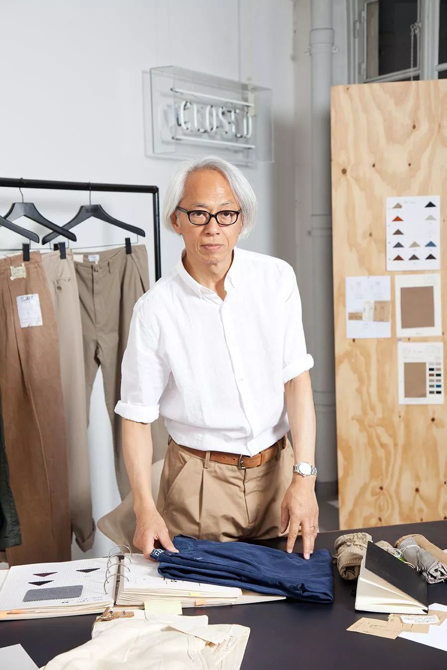 还一头白发,却凭借出色的穿衣技巧,让他成为了"老年男性"的时尚标杆