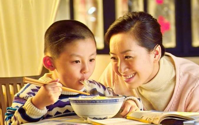 孙子逗爷爷开心,爷爷被孙子吓一跳,除了迎宾还有"舞狮"表演