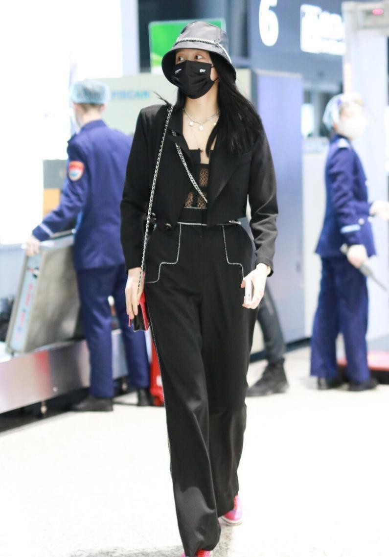 也就关晓彤敢穿紧身皮裤,虽然有点皱,但108cm长腿也太吸睛了