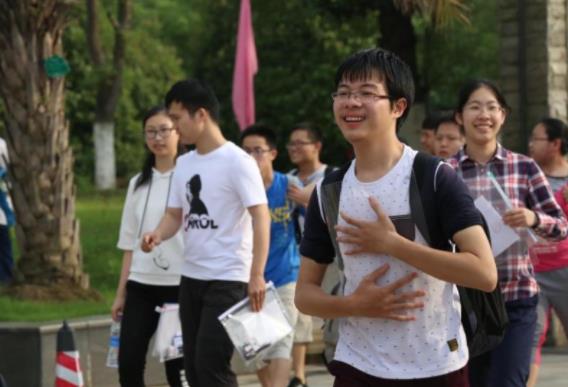 高考生成绩300分被本科录取，通知书拿在手里，学生却笑不出来