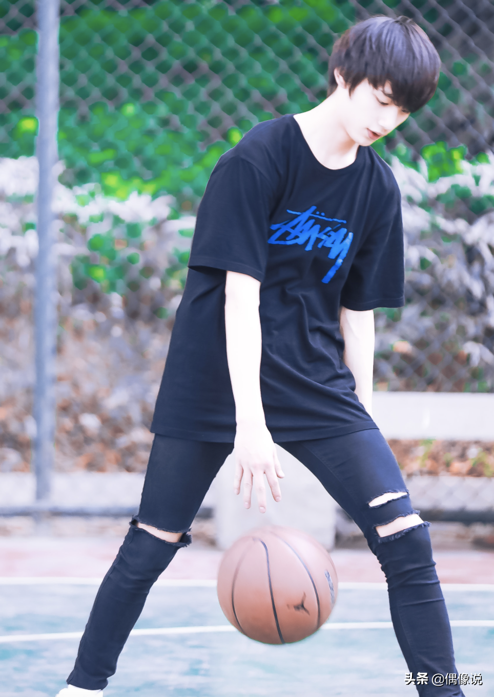 帅气小哥哥打篮球照片16岁(丁程鑫开学第一天和北电同学打篮球,单手插