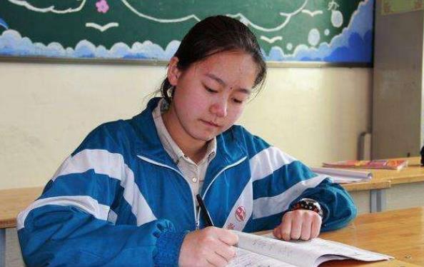 00后的学生太有才了，绘制的黑板报美出新高度，老师也舍不得擦掉